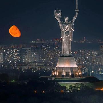 Академіка Глушкова просп., 1