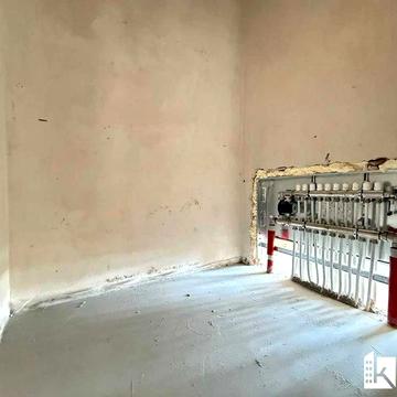 Здана двокімнатна з опаленням та стяжкою