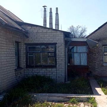 Продам угловой дом ( не жилой) внутри начали ломать под перепланировку