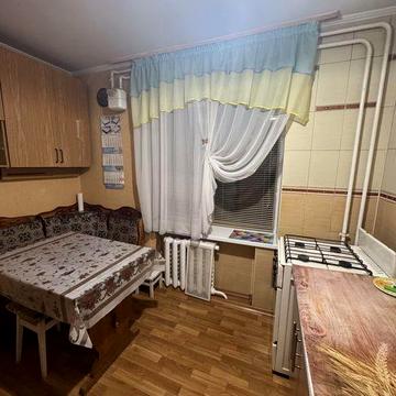 Продається 2 кімнатна квартира на Крошні.