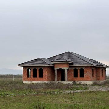 Продається новозбудований будинок та велика земельна ділянка