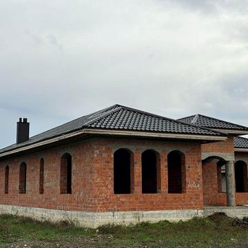 Продається новозбудований будинок та велика земельна ділянка