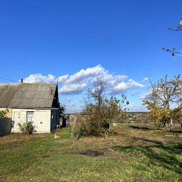 Продам частину будинку з чудовою земельною ділянкою.