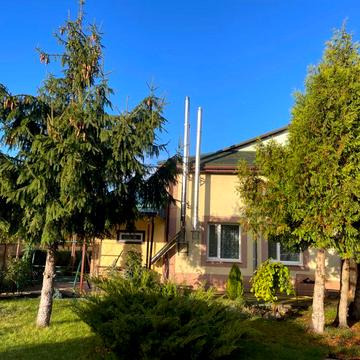 Продам добротний 2-х поверховий котедж.