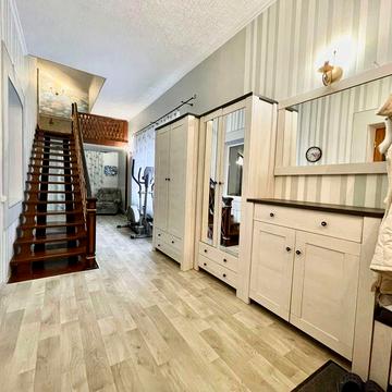 Продам добротний 2-х поверховий котедж.