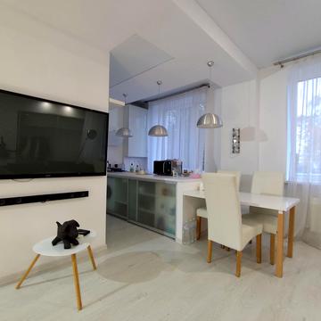 Дмитрівська вул., 19