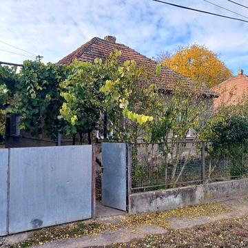 Будинок в курортній зоні з великою земельною ділянкою та комунікаціями