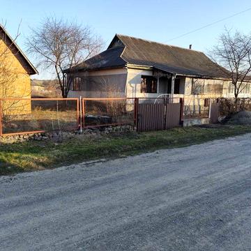 Продаж частини будинку в сщ-і Сутиски на 3 кімнати 30 км. від Вінниці