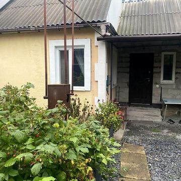 Продається півбудинку