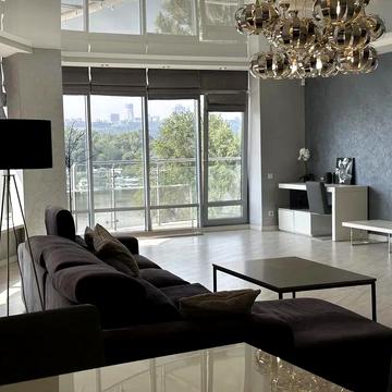 Раїси Окіпної вул., 18