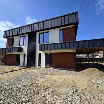 Будинок, з підвалом.