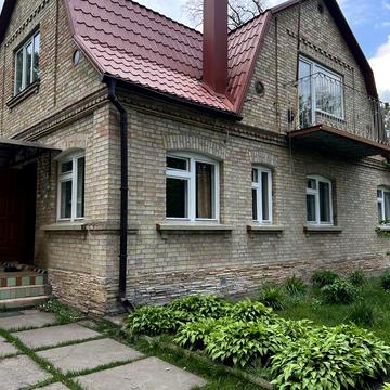 Двоповерховий цегляний будинок у Ворзелі з великою ділянкою серед лісу