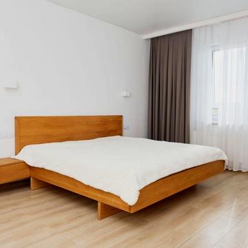 Простора 3-кімнатна квартира біля лісу з дизайнерськими меблями