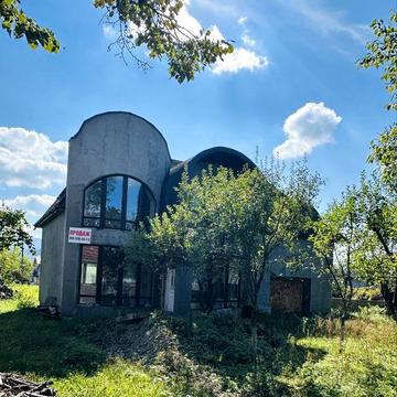 Новий двоповерховий будинок біля Яремче (в с.Ланчин)