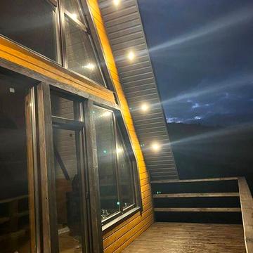 Будинок А-фрейм у горах.