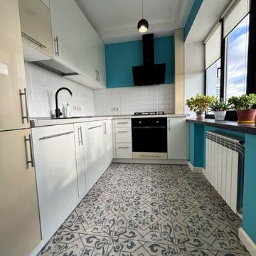 Здається студія по Васильківська буд.5, метро поруч