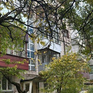 продам 2кім.квартиру, обкомівський будинок