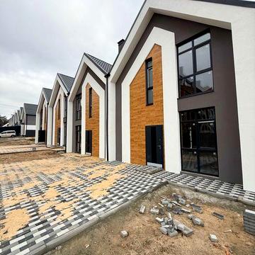 Продам Таунхаус в Лісовій Частині Міста. Передні Двори Ділянка 1.7 сот