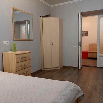 Сдаю 1-к. студию в цент. Од. ЖД вокз, постоян., от хозяин. 7500 в мес.