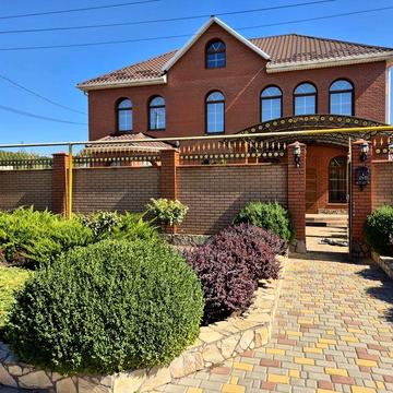 Загородный дом с ландшафтным дизайном