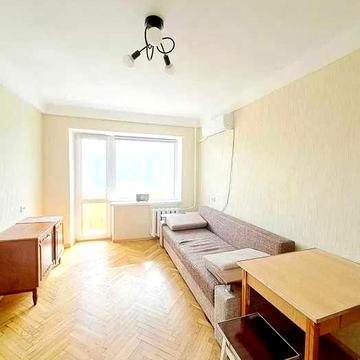 Бойченка 11, є газ, низькиий поверх, м Дарниця 10хв