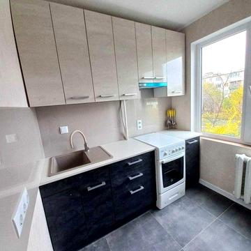 Двокімнатна квартира . Район 13 школи. Здається вперше.