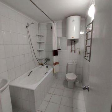 Здається простора 2 кімната квартира біля ЖД