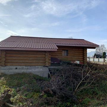 Деревʼяний будинок із дикого зрубу