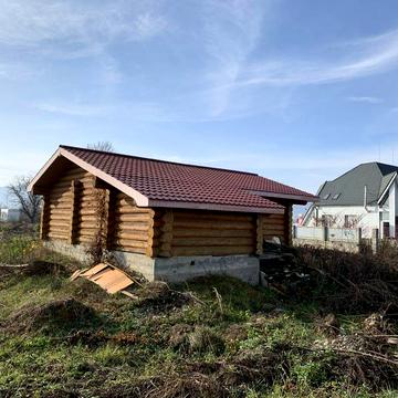 Деревʼяний будинок із дикого зрубу