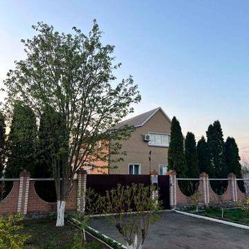 Продається двоповерховий будинок у місті Берестин.