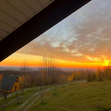 Будинок А-фрейм у горах,біля вітряків