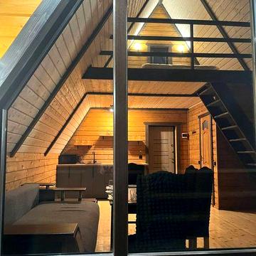 Будинок А-фрейм у горах,біля вітряків