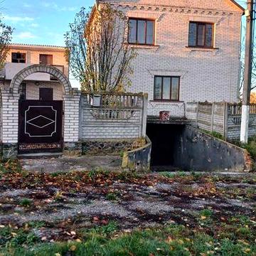 Продам двоповерховий будинок 153 кв. 70 км від Києва.