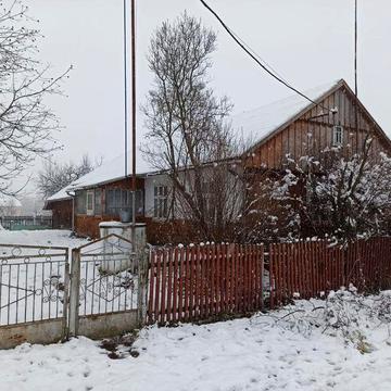 Будинок із землею.