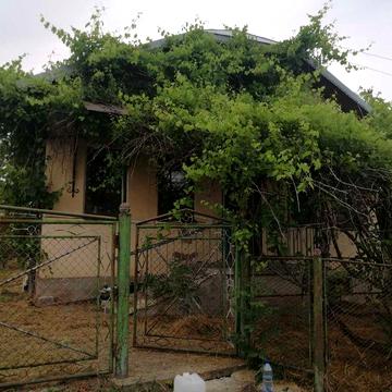 Терміново продаю земельну ділянку з будинком