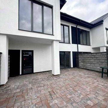 Продаж котеджу в місті