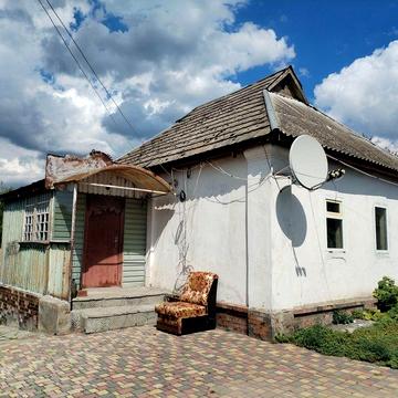 Дім з земельною ділянкою під забудову