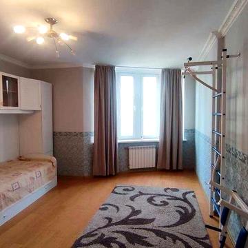 Світла та видова квартира на Дніпровській наб. 23