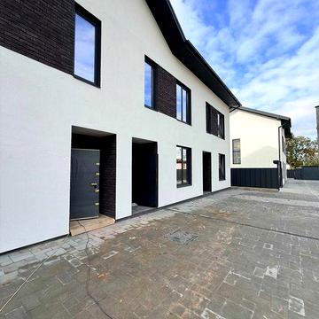 Продам Таунхаус. Локація Парк Дубки, ТРЦ Жираф. Автономне Опалення !