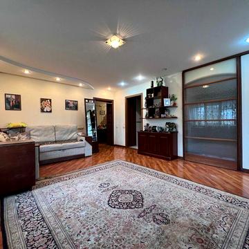 Продам 3-комнатную квартиру с гаражом на улице Майская