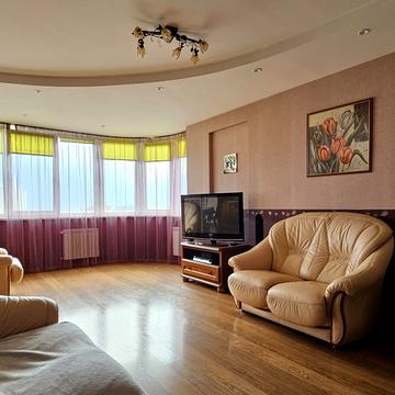 Анни Ахматової вул., 13