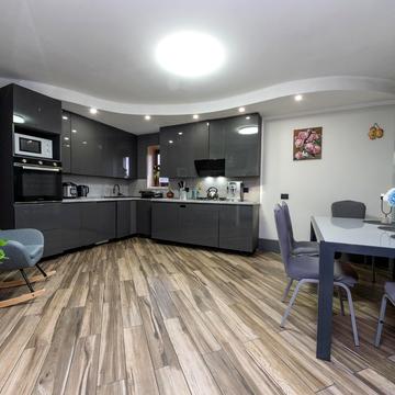 Володимира Дурдуківського вул., 25