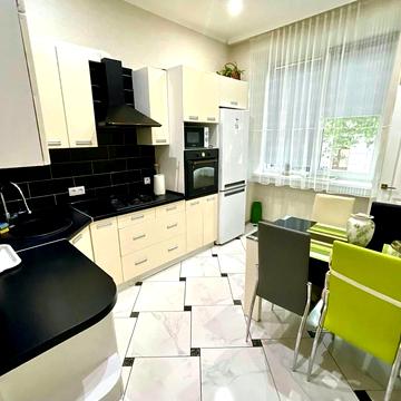 Гетьмана Петра Дорошенка вул. (), 6