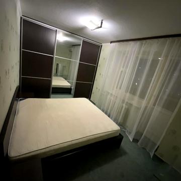 Анни Ахматової вул., 3