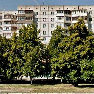 Продам трикімнатну квартиру в центрі масиву Незалежності.