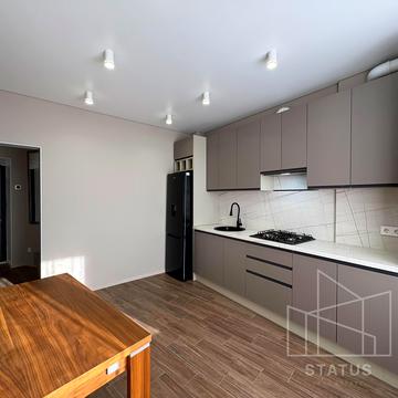 Героїв Небесної Сотні просп., 16/10