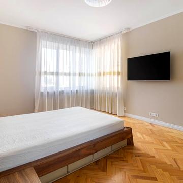 Павла Грабовського вул., 6