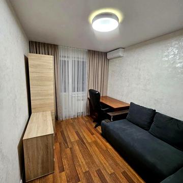 Романа Шухевича просп. (Генерала Ватутіна), 4