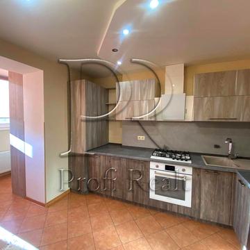 Теплична вул., 48