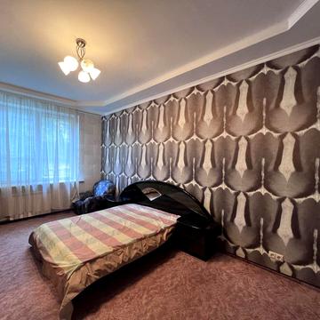 Миколи Міхновського бульв. (Дружби Народів), 12